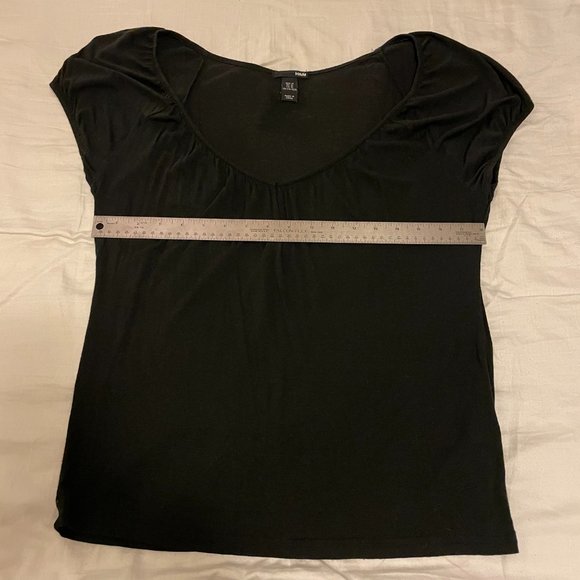 Black v-neck short sleeve shirt that drapes nicely - Picture 2 of 3